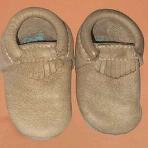 FRESHLY PICKED TOAST CITY LEATHER MOCCASINS WITH ROBINS EGG BOTTOMS UNISEX SZ. 4